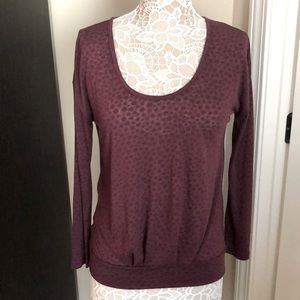 GAP great condition long sleeve animal design material size S burgundy color
